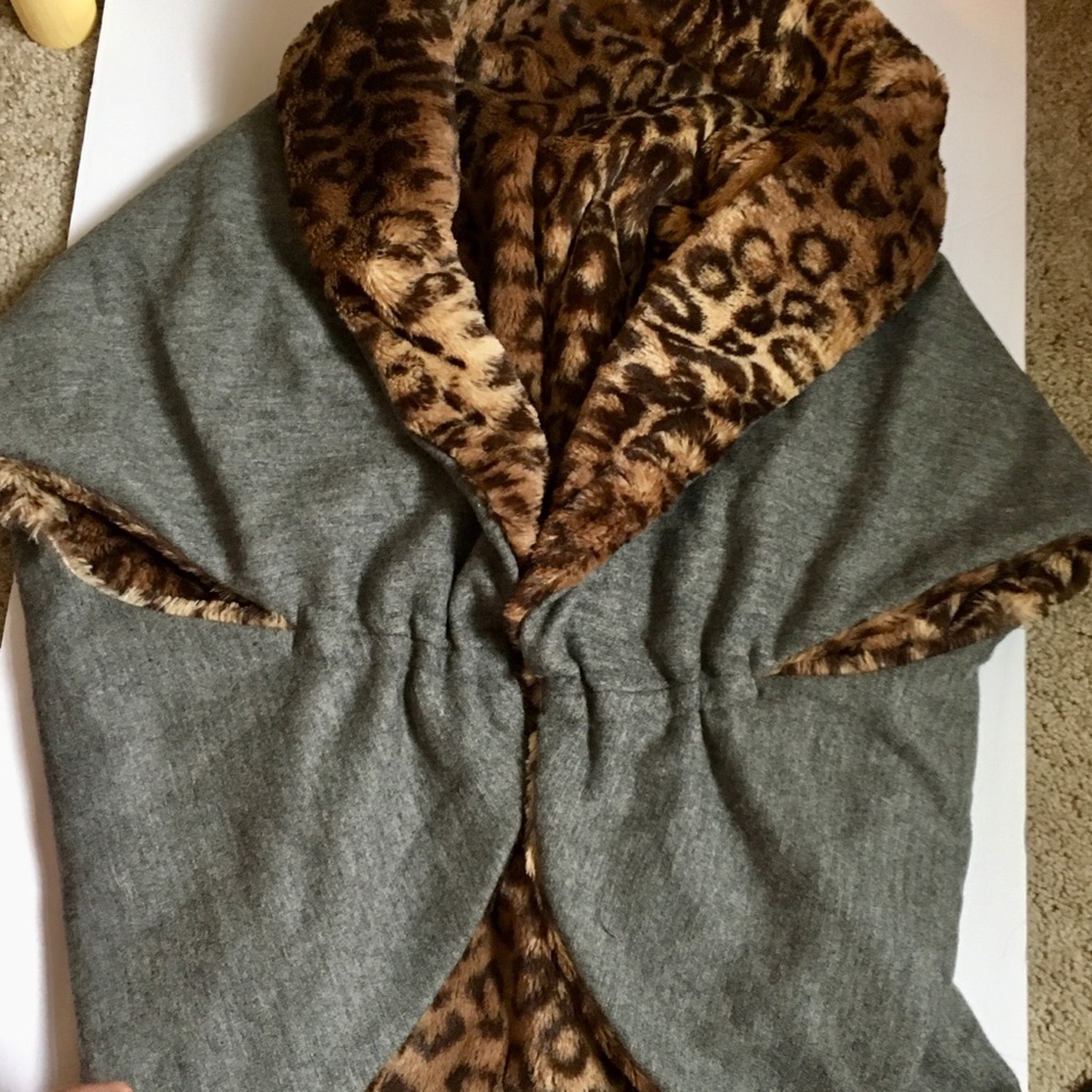 Les Copains wool blend vest lined leopard print